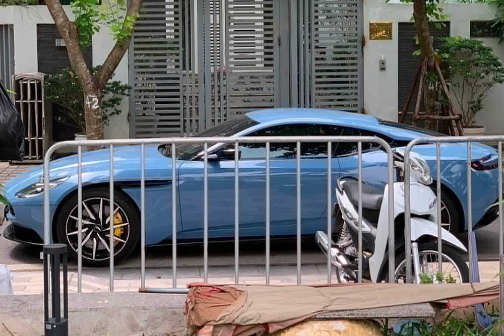 The Aston Martin DB11 V8 with Q Frosted Glass Blue paint stands out when appearing on the streets of Hanoi. Photo: Quoc Lam