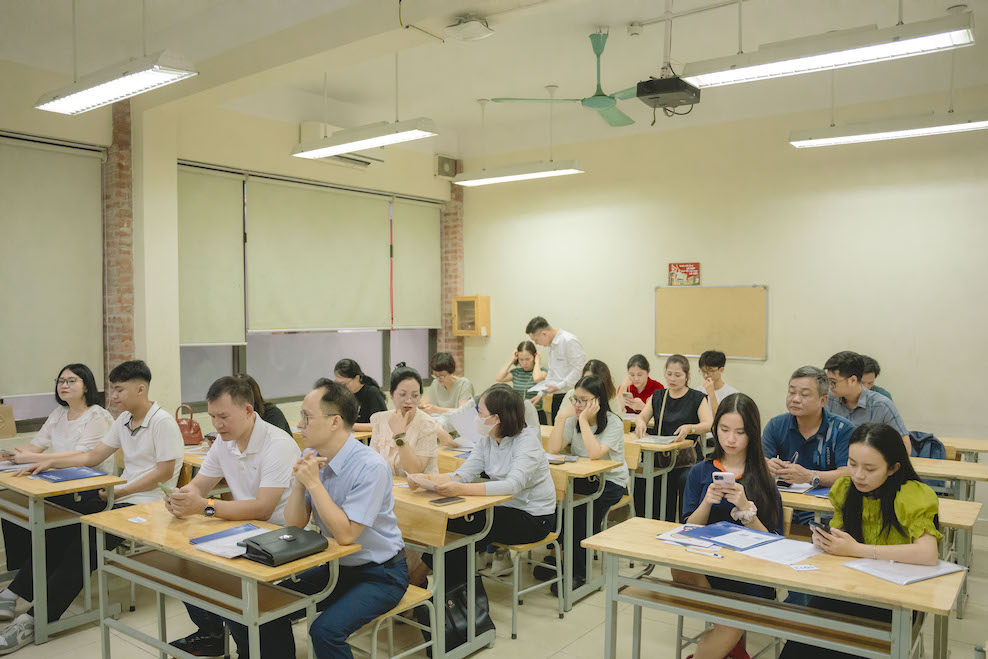 Phụ huynh làm thủ tục nhập học lớp 10 cho con tại Trường THCS và THPT Lương Thế Vinh (cơ sở Tân Triều) ngày 25.6. Ảnh: Anh Đức 