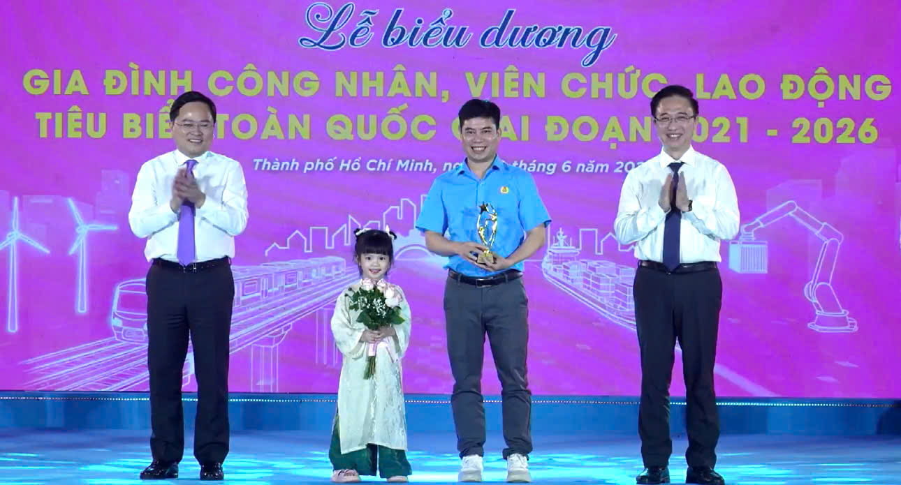 Mr. Nguyen Anh Tuan (first on the left photo) - Member of the Party Central Committee, Chairman of the Vietnam General Confederation of Labor praises the family of Mr. Tran Dinh Thang - Chairman of the grassroots Trade Union, Human Resources Director, Welstory Vietnam Co., Ltd., Bac Ninh. Photo: Phuong Minh