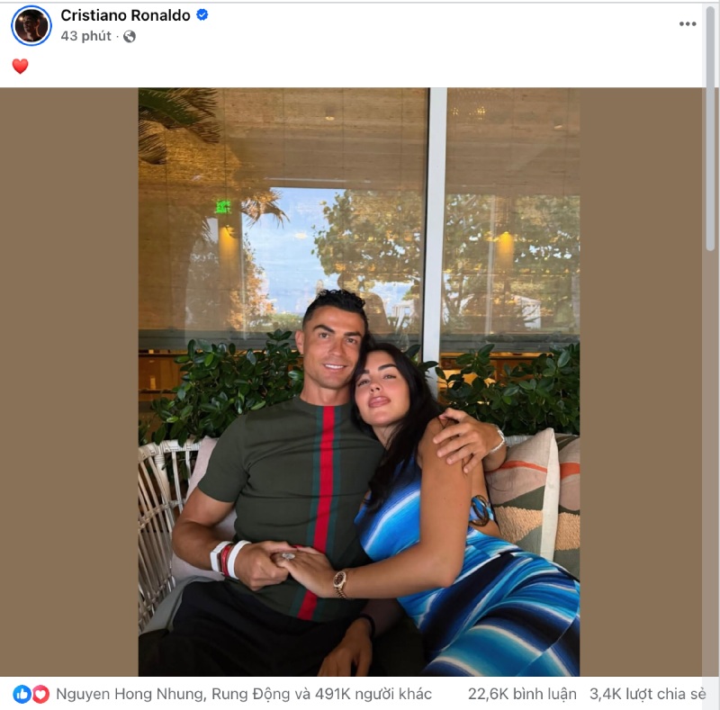 Ronaldo shows off with his girlfriend on his personal page. Photo: Taken from personal page