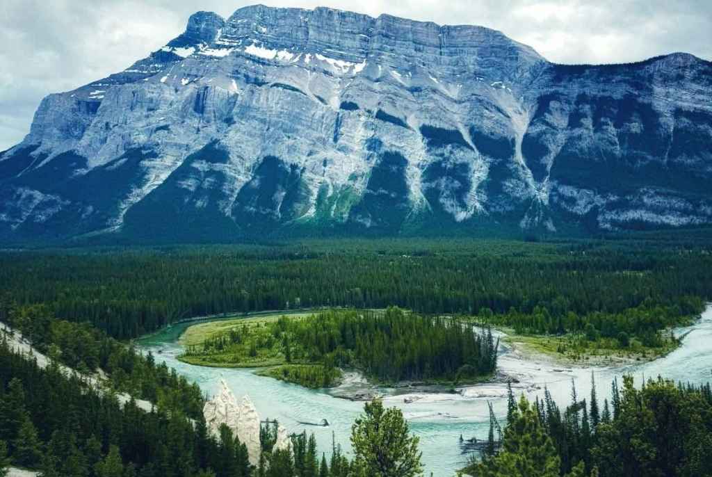 Phong cảnh hùng vĩ của phía Tây Canada qua ống kính của MC Thảo Vân. Ảnh: NVCC