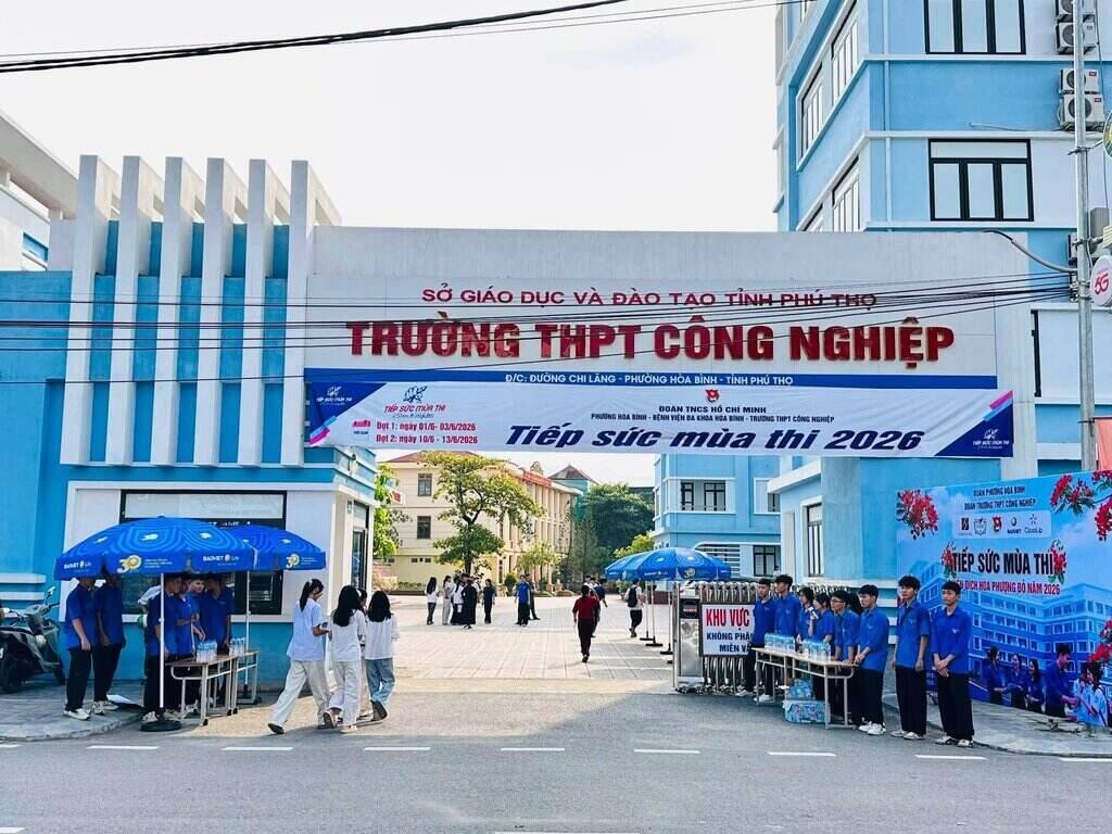 산업 고등학교는 2026-2027학년도 10학년 입학 합격 점수를 발표했습니다. 사진: 산업 고등학교