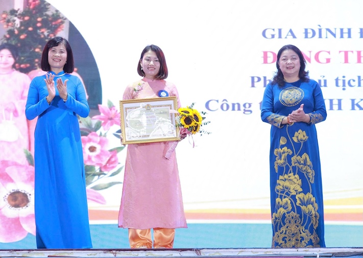 La Sra. Do Hong Van (extremo izquierdo) y la Sra. Nguyen Thi Thu Thuy (extremo derecho) entregan premios a una de las 100 familias típicas de trabajadores y empleados de la capital en 2026. Foto: Ngoc Anh