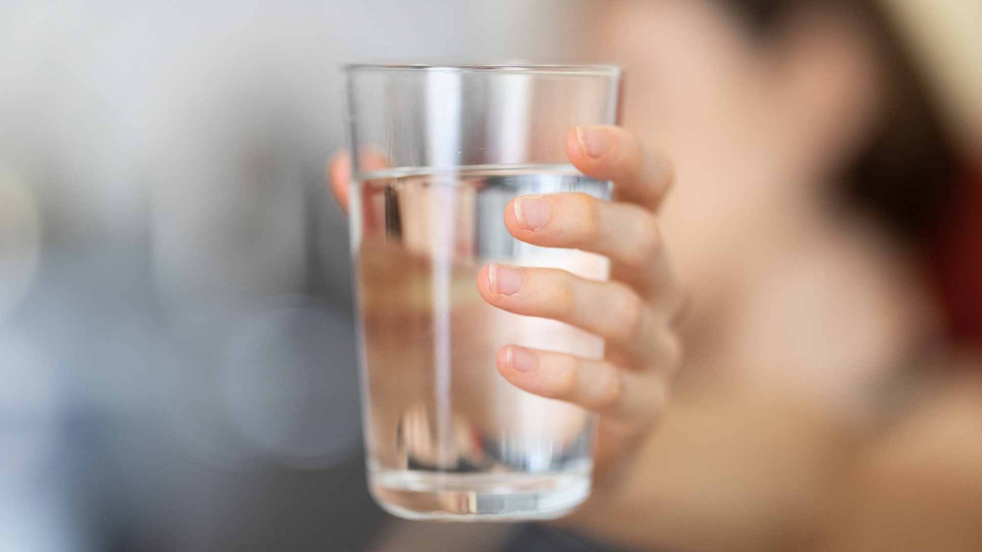 Warning signs when drinking too much water in the summer