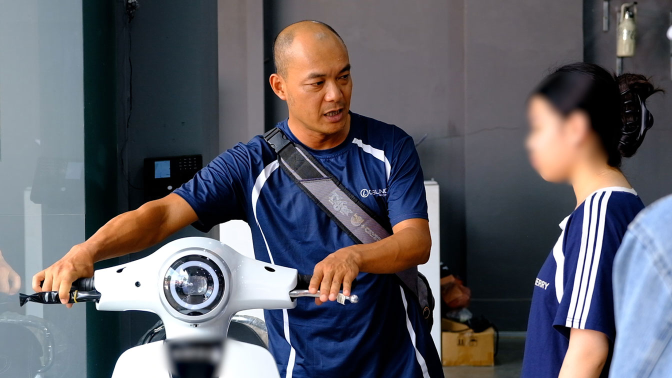 Hanoi electric motorbike market attracts customers near the new school year
