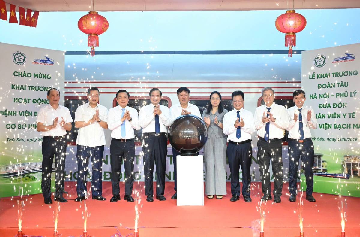 Officially operating the train to transport doctors and nurses of Bach Mai Hospital Hanoi - Ninh Binh. Photo: Minh Hanh