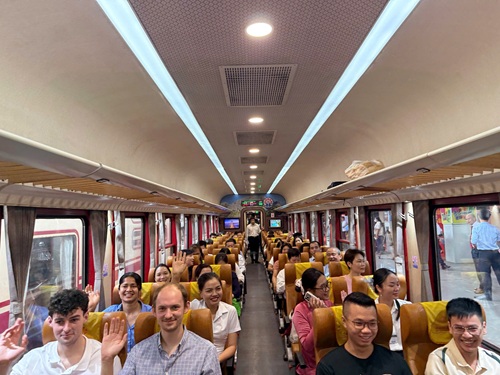 Đường sắt khai thác đôi tàu chuyên dụng phục vụ đưa đón cán bộ, y bác sỹ Bệnh viện Bạch Mai. Ảnh: Minh Hạnh 