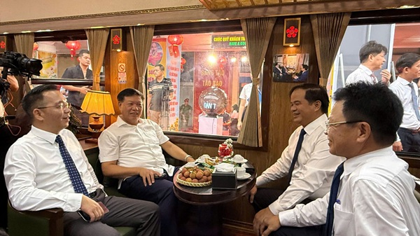 Vận hành đôi tàu PL1/PL2 đưa đón cán bộ Bệnh viện Bạch Mai. Ảnh: Minh Hạnh 