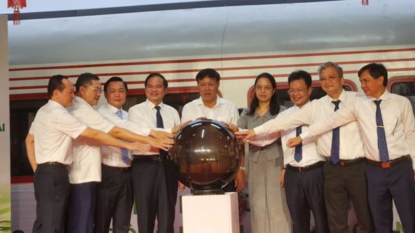 Officially operating the train to transport doctors and nurses of Bach Mai Hospital Hanoi - Ninh Binh. Photo: Minh Hanh