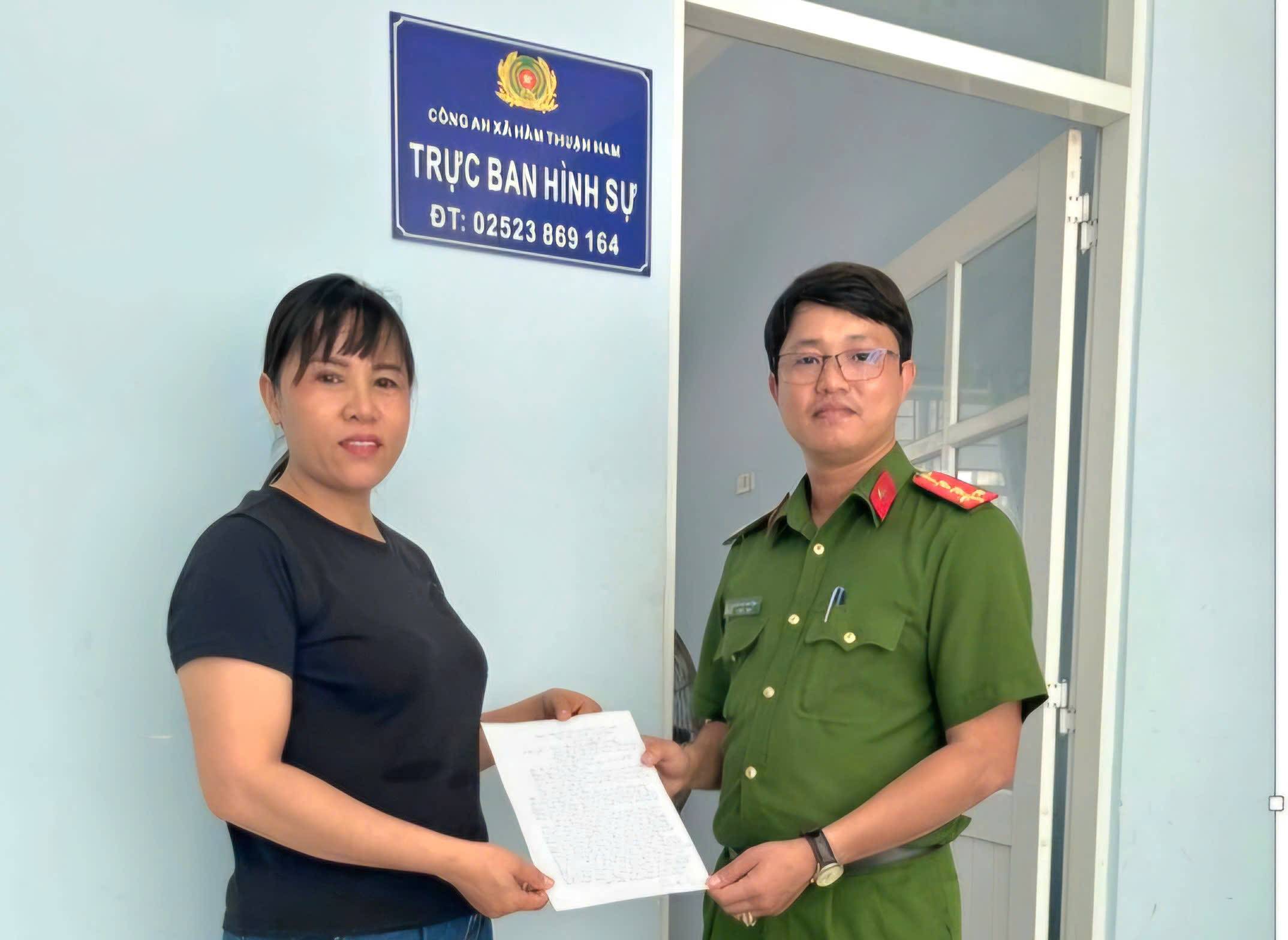 Ms. Pham Thi Ang wrote a thank-you letter to Ham Thuan Nam Commune Police after receiving the mistakenly transferred money back. Photo: Police