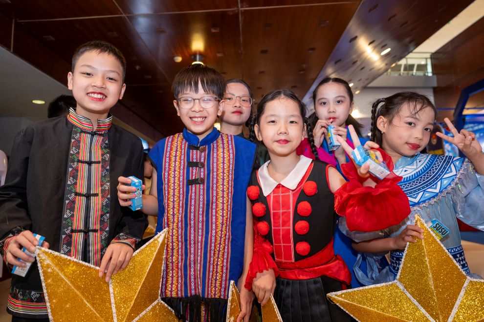 Các mầm non tương lai đất nước được tiếp năng lượng với những sản phẩm dinh dưỡng Vinamilk mát lành. Ảnh: Vi Nam