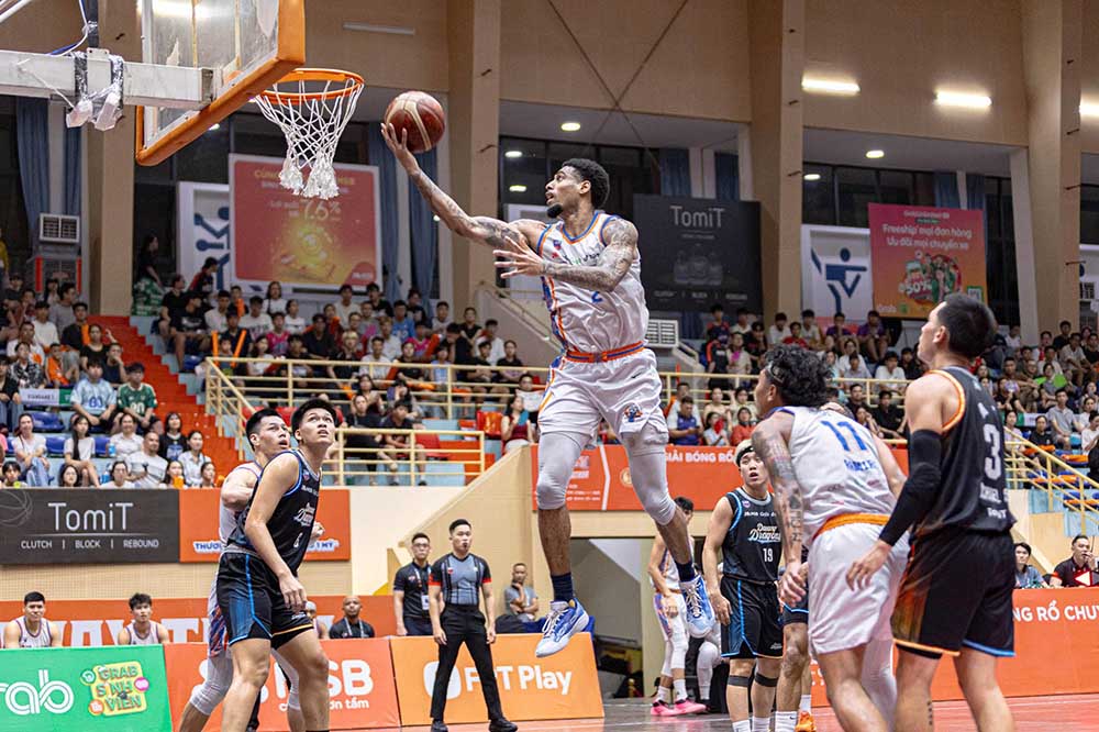 Hanoi Buffaloes came from behind to defeat Danang Dragons with a score of 100-97 to continue leading the VBA 2026 rankings. Photo: VBA