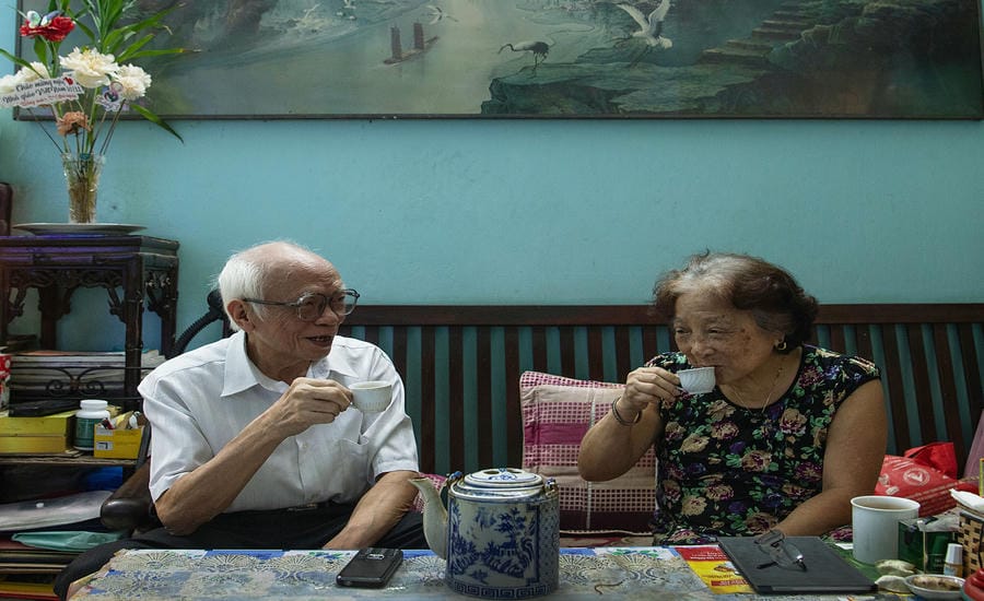 Vợ chồng nhà giáo đã nghỉ hưu (ông Thịnh và bà Dậu) uống trà đàm đạo.