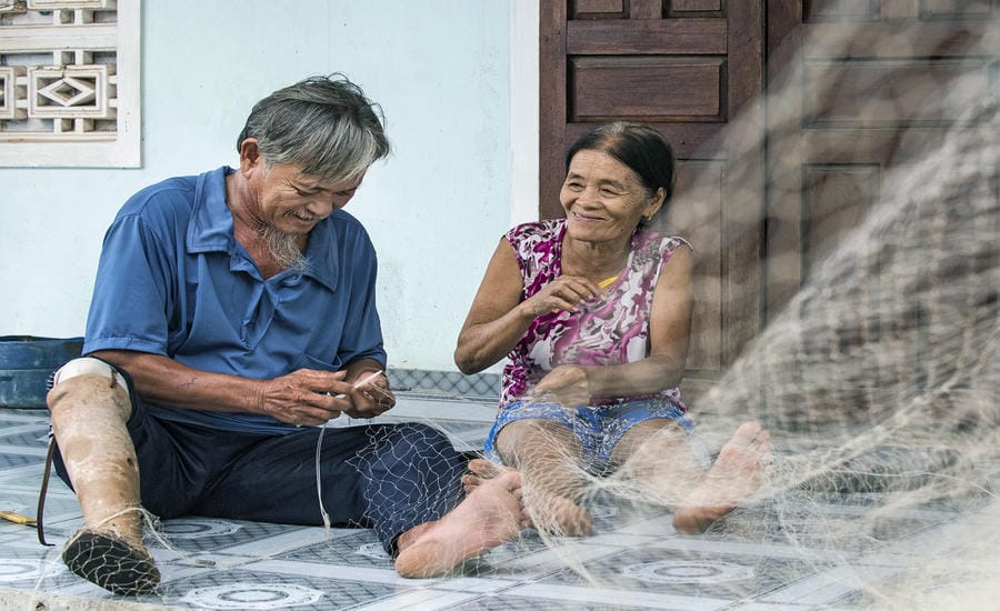 Nụ cười dân dã tại một làng chài ở miền Trung.