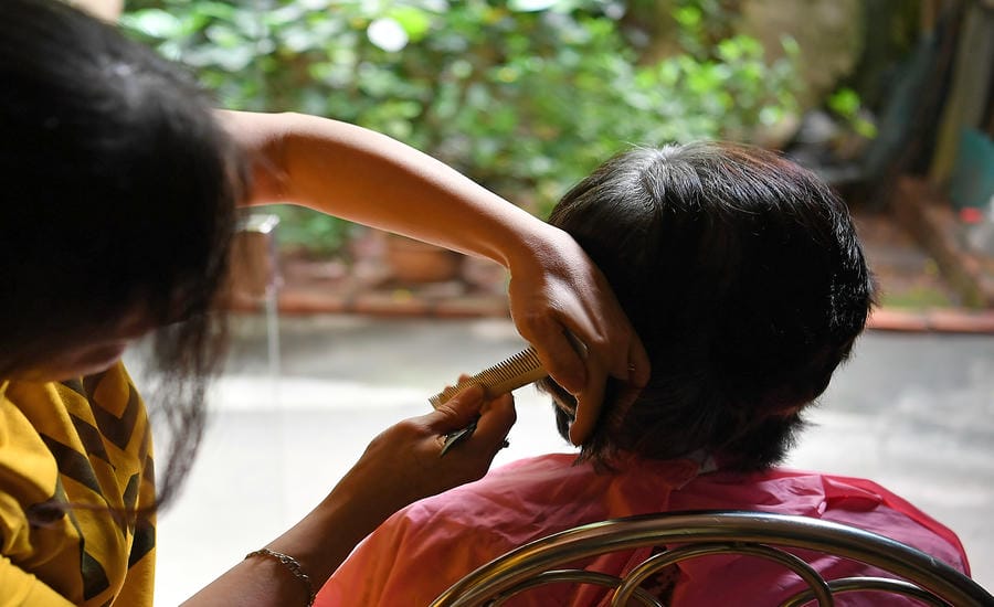 Con dâu cắt tóc cho mẹ chồng.