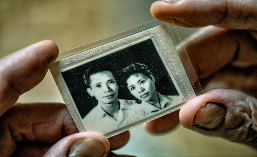 Tấm ảnh cưới mà bố mẹ tôi chụp năm 1965.