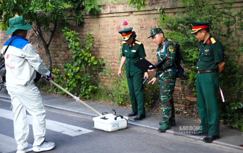 Các lực lượng tổ chức dò tìm mộ tập thể của liệt sĩ trên đường Xuân 68. Ảnh: Hồng Quân