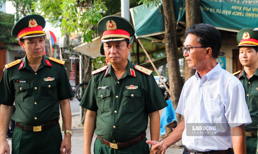 Tư lệnh Quân khu 4 (giữa) và các đại biểu trò chuyện cùng nhân chứng Lê Văn Lượt. Ảnh: Nguyễn Luân