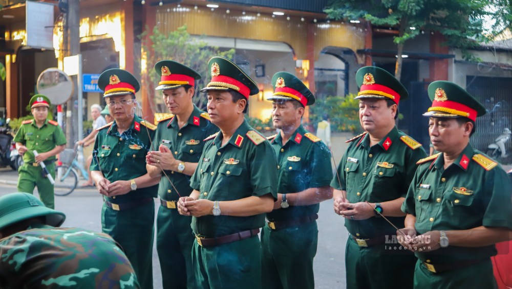 Trung tướng Hà Thọ Bình, Tư lệnh Quân khu 4 và các đại biểu thực hiện các nghi thức trước khi triển khai thiết bị radar khảo sát. Ảnh: Nguyễn Luân