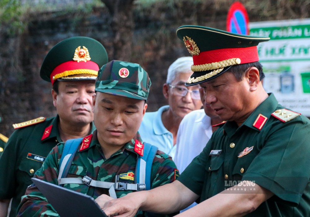 Lieutenant General Ha Tho Binh - Commander of Military Region 4 (right cover) monitors the technical team using radar to detect areas suspected of having mass graves of martyrs. Photo: Nguyen Luan
