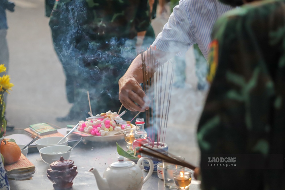 Những nén hương với hi vọng có thể tìm kiếm được mộ tập thể của liệt sĩ. Ảnh: Nguyễn Luân