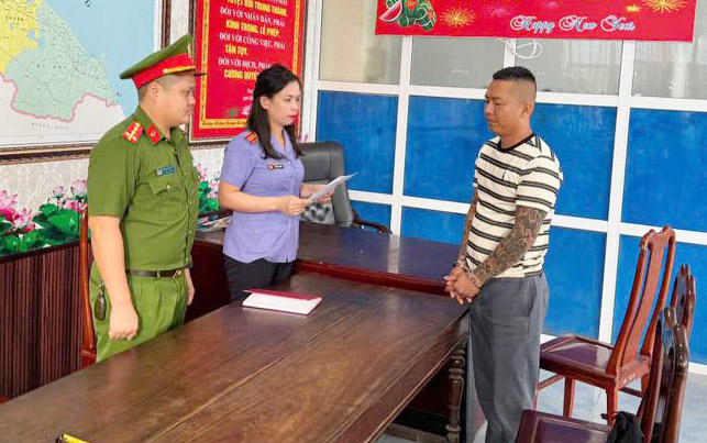 Prosecuting subject Phan The Luc for the act of illegally possessing narcotics. Photo: Tran Cam