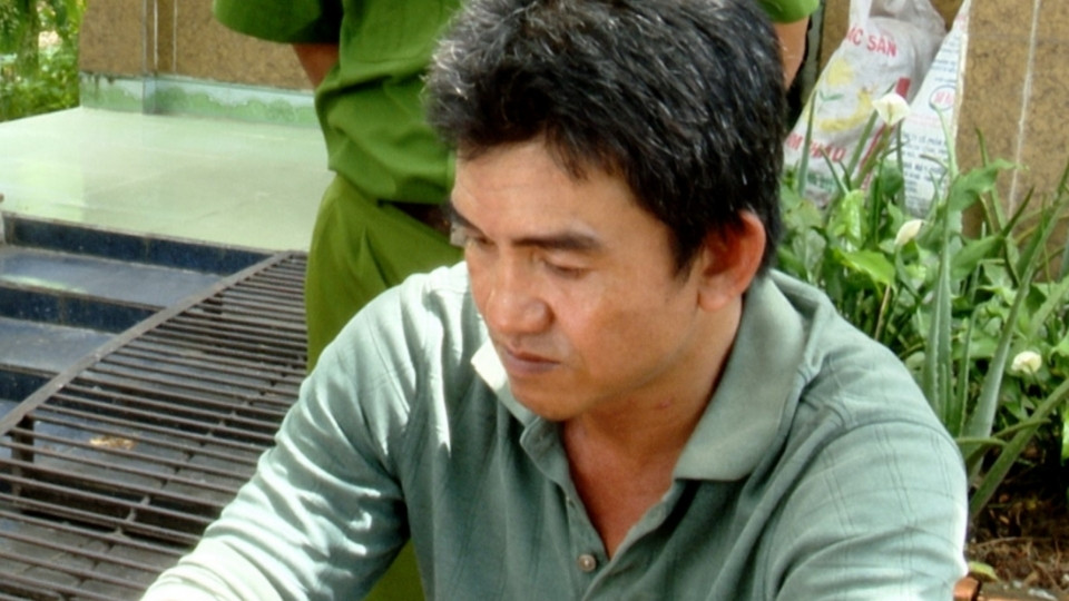 Vinh Long Provincial Police execute the arrest warrant for Nguyen Thanh Can to investigate the drug case. Photo: Vinh Long Police
