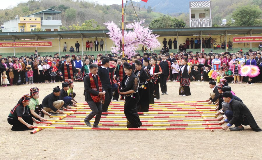 With high community spirit, sạp dance is not only a performance but also a space for exchange and connection. Photo: Truong Son