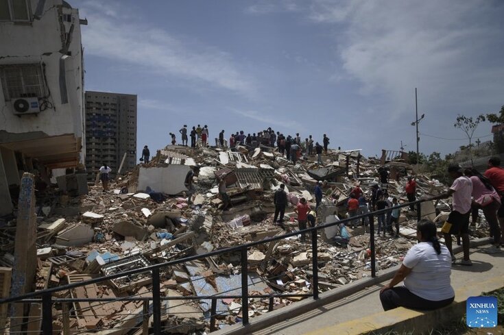 People in La Guaira, Venezuela search for survivors in the rubble after the earthquake on June 24. Photo: Xinhua