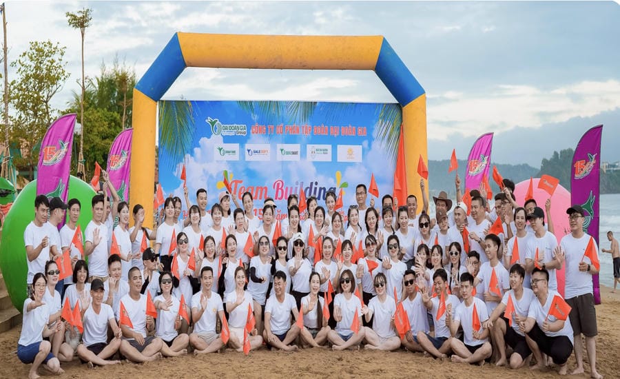 Chương trình team building - một trong những hoạt động gắn kết người lao động trong quá trình phấn đấu đạt danh hiệu “Cơ quan, đơn vị, doanh nghiệp đạt chuẩn văn hóa”.  Ảnh: Trích trong tham luận “Lan tỏa Bộ Quy tắc ứng xử tại nơi làm việc của UBND TP. Hà Nội - Xây dựng doanh nghiệp đạt chuẩn văn hóa gắn với chuyển đổi số và phát triển bền vững” của Công ty Cổ phần Tập đoàn Đại Đoàn Gia. Nguồn: CĐCT