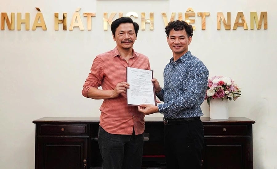 Năm 2021, nghệ sĩ Xuân Bắc - Giám đốc Nhà hát Kịch Việt Nam trao quyết định nghỉ hưu cho NSND Trung Anh. Ảnh: Nhà hát Kịch Việt Nam