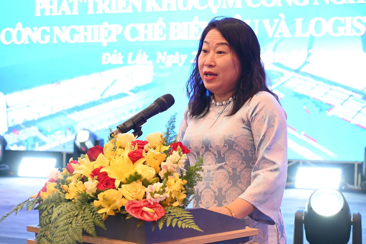Đại biểu chia sẻ thông tin tại hội thảo phát triển khu/cụm công nghiệp gắn với công nghiệp chế biến sâu và logistics liên vùng. Ảnh: Hữu Long