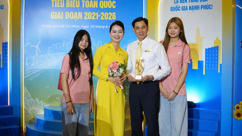Gia đình anh Phạm Quang Anh, công tác tại Đoàn Tiếp viên thuộc Tổng Công ty Hàng không Việt Nam được Tổng LĐLĐVN biểu dương 95 gia đình công nhân, viên chức, lao động tiêu biểu trên cả nước. Ảnh: Chân Phúc