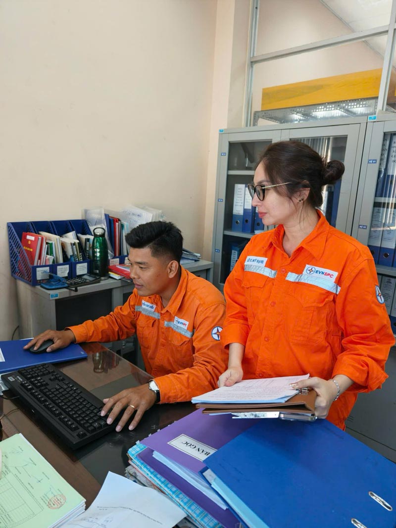 Chị Lê Xuân Mỹ Hạnh trong giờ làm việc. Ảnh: NVCC