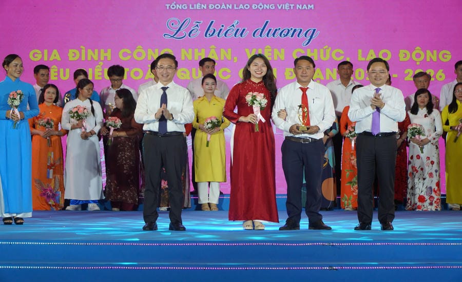 Mr. Nguyen Anh Tuan - Member of the Party Central Committee, Chairman of the Vietnam General Confederation of Labour (far right) awards commendations to the families of Ms. Le Xuan My Hanh and Mr. Nguyen Van Binh at the Ceremony to commend typical CNVCLĐ families nationwide in the period 2021-2026 organized by the Vietnam General Confederation of Labour. Photo: CĐEVN