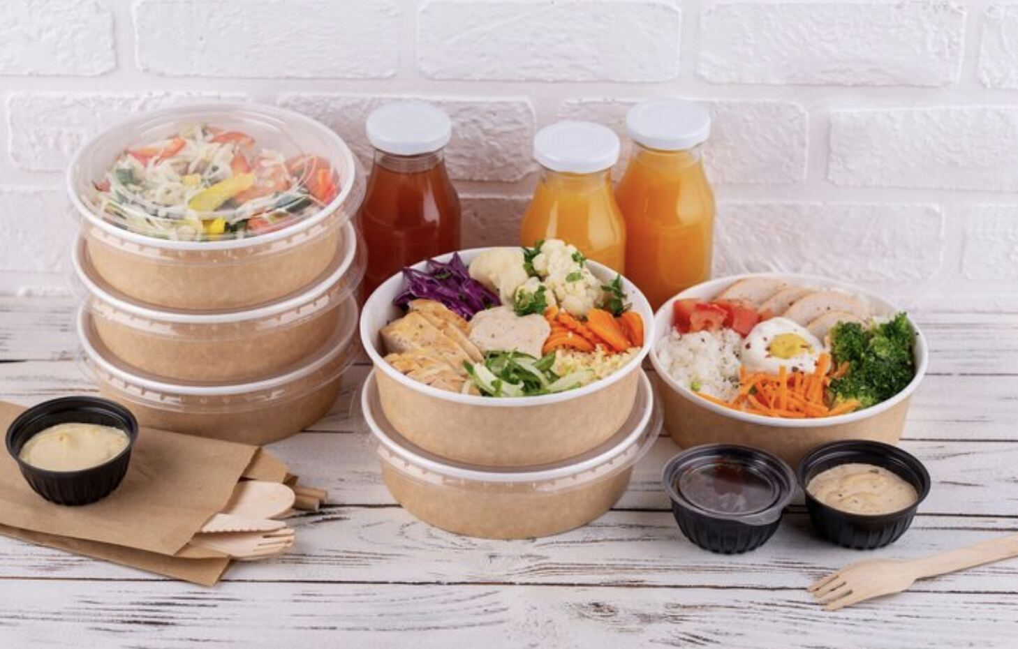 People with high blood pressure can still eat brought-away food if they know how to choose dishes, reduce salt, limit fat and supplement with more green vegetables. Photo: Thuy Duong