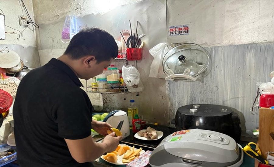 Anh Phạm Thanh Tịnh trong căn phòng trọ chật hẹp là nơi ở của cả gia đình. Ảnh: Bảo Hân