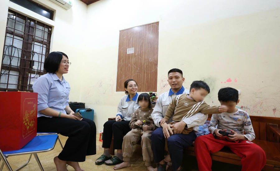 Ms. Vuong Thi Thuy - Vice Chairwoman of the Trade Union of Nissei Electric Hanoi Co., Ltd. - visits the family of Mr. Trong and Ms. Anh. Photo: Hai Nguyen