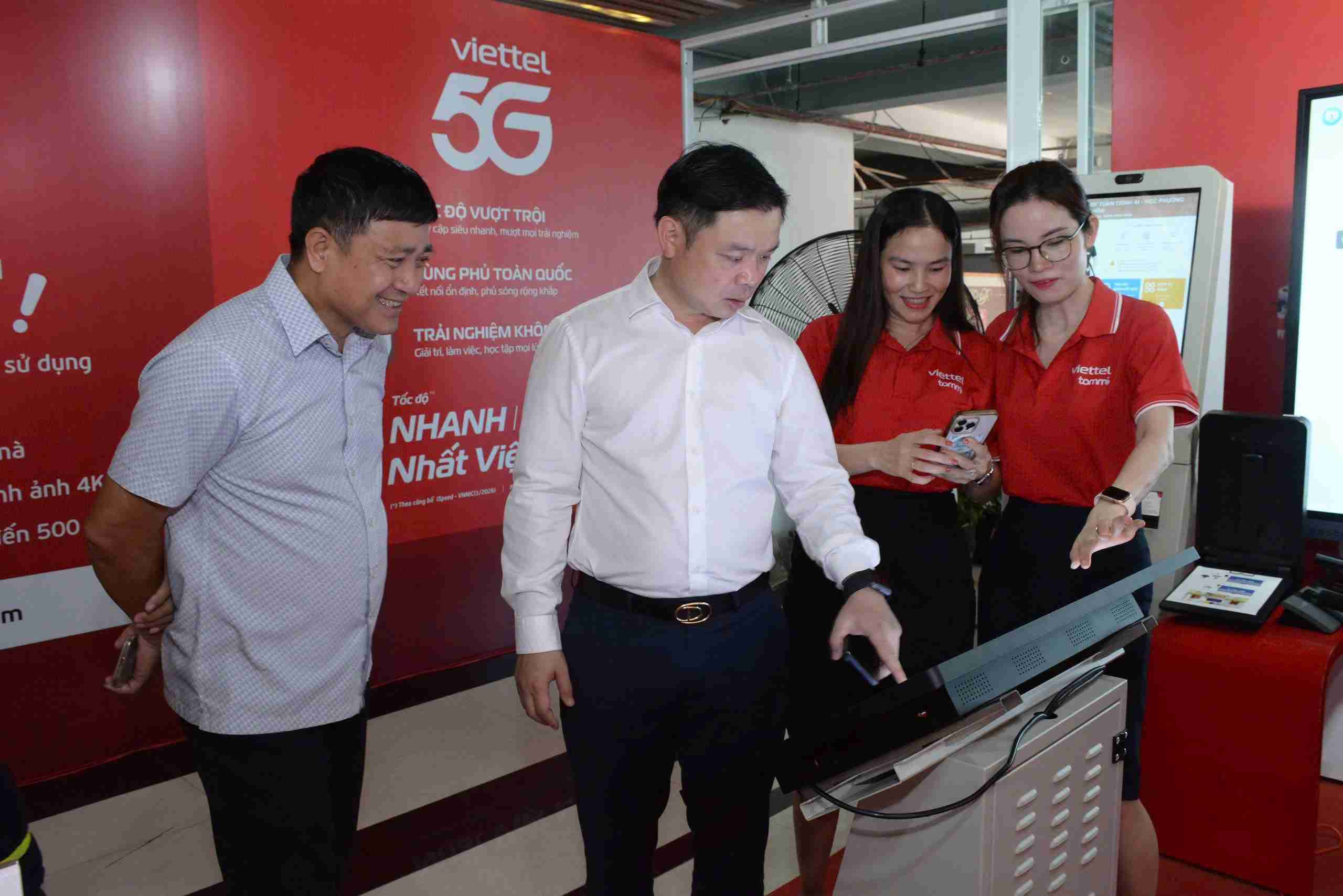 Lãnh đạo tỉnh Đắk Lắk luôn quan tâm đến chuyển đổi số, định hướng phát triển kinh tế - xã hội tại các vùng khó khăn. Ảnh: Việt Hùng