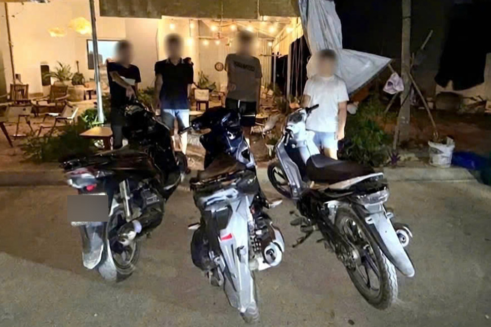 Nhóm thanh thiếu niên cùng tang vật liên quan. Ảnh: Công an