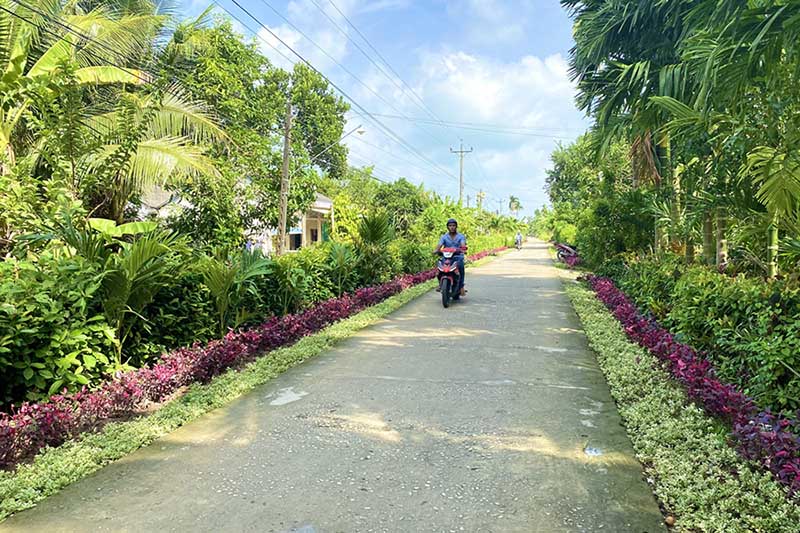 Đường giao thông nông thôn tại vùng đồng bào dân tộc Khmer trên địa bàn xã Mỹ Hương. Ảnh: Công an TP. Cần Thơ