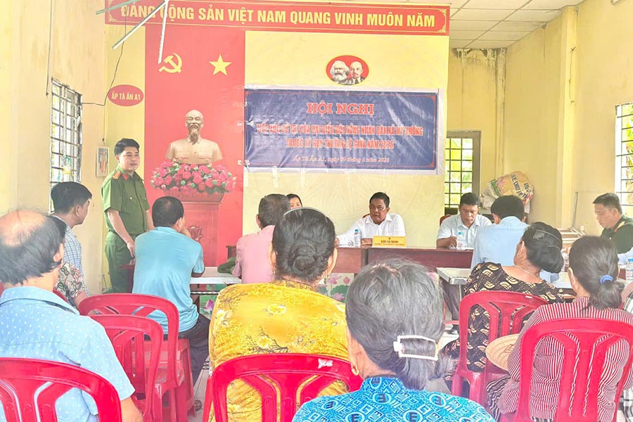 My Huong Commune Police (Can Tho) propagate laws on traffic order and safety in residential areas. Photo: Can Tho City Police
