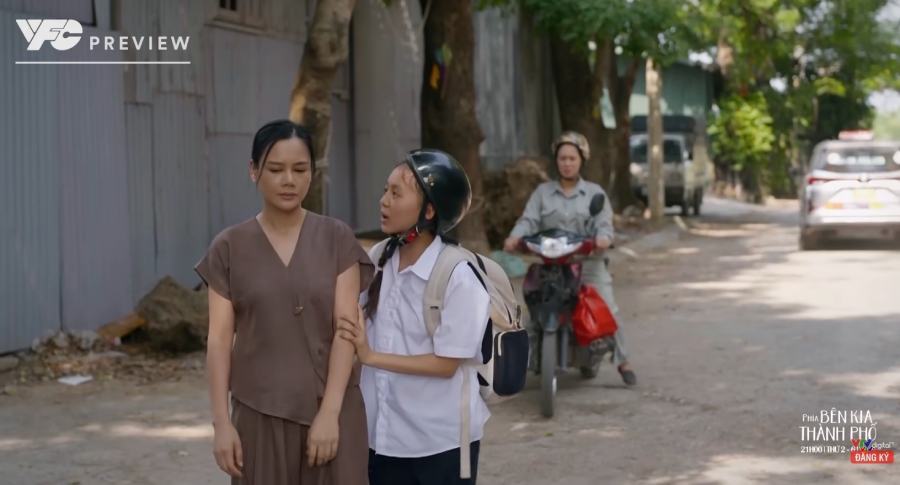 Thảo hỏi thăm tình hình của Khuê nhưng mẹ Khuê chỉ lạnh nhạt quay đi. Ảnh: VFC. 