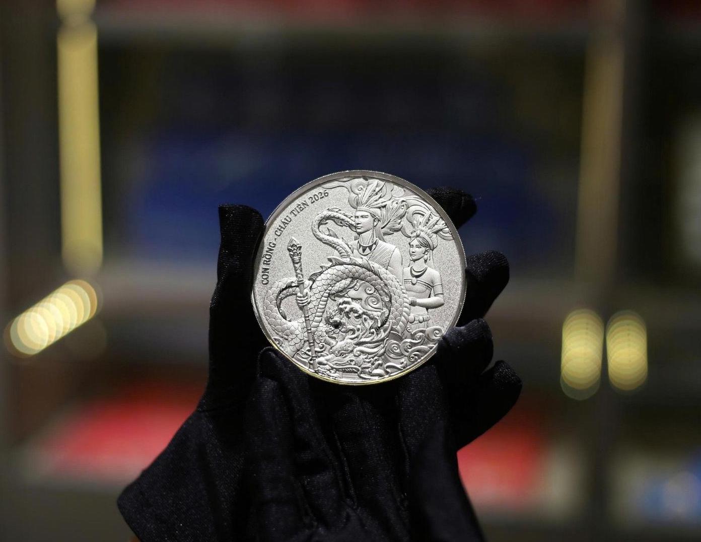 Silver prices today continue to fluctuate strongly. Photo: Phuong Anh