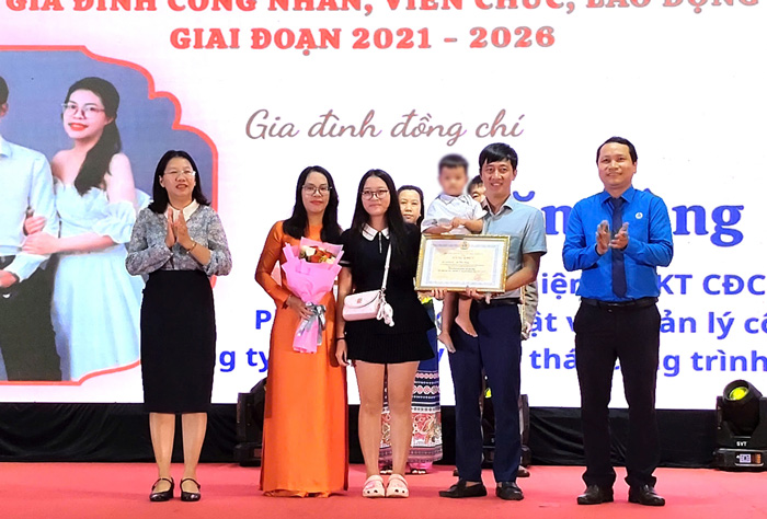 The union praised the family of union member Le Van Hung. Photo: Thanh Tuan