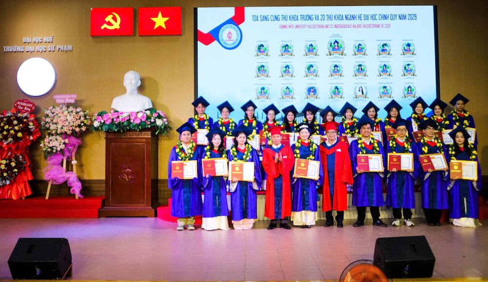 Graduation ceremony for the regular university system for more than 1,000 new bachelors of the University of Education, Hue University. Photo: Hong Quan