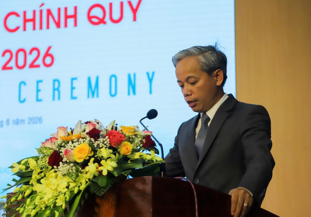 TS Lê Hồ Sơn - Hiệu trưởng Trường Đại học Sư phạm, Đại học Huế gửi gắm hi vọng đến các tân cử nhân. Ảnh: Hồng Quân