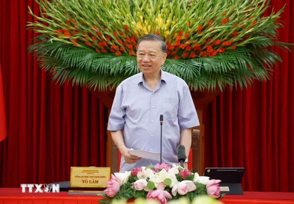 General Secretary and President To Lam requested to soon rank teachers' salaries at the highest level in the career salary scale. In the photo, General Secretary and President working with the Education and Training sector on June 15. Photo: VNA
