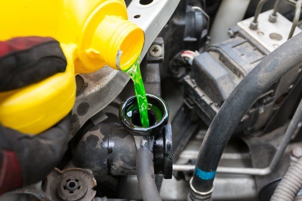 Coolant water plays an important role in controlling the engine temperature of cars. Photo: Kim Nhung