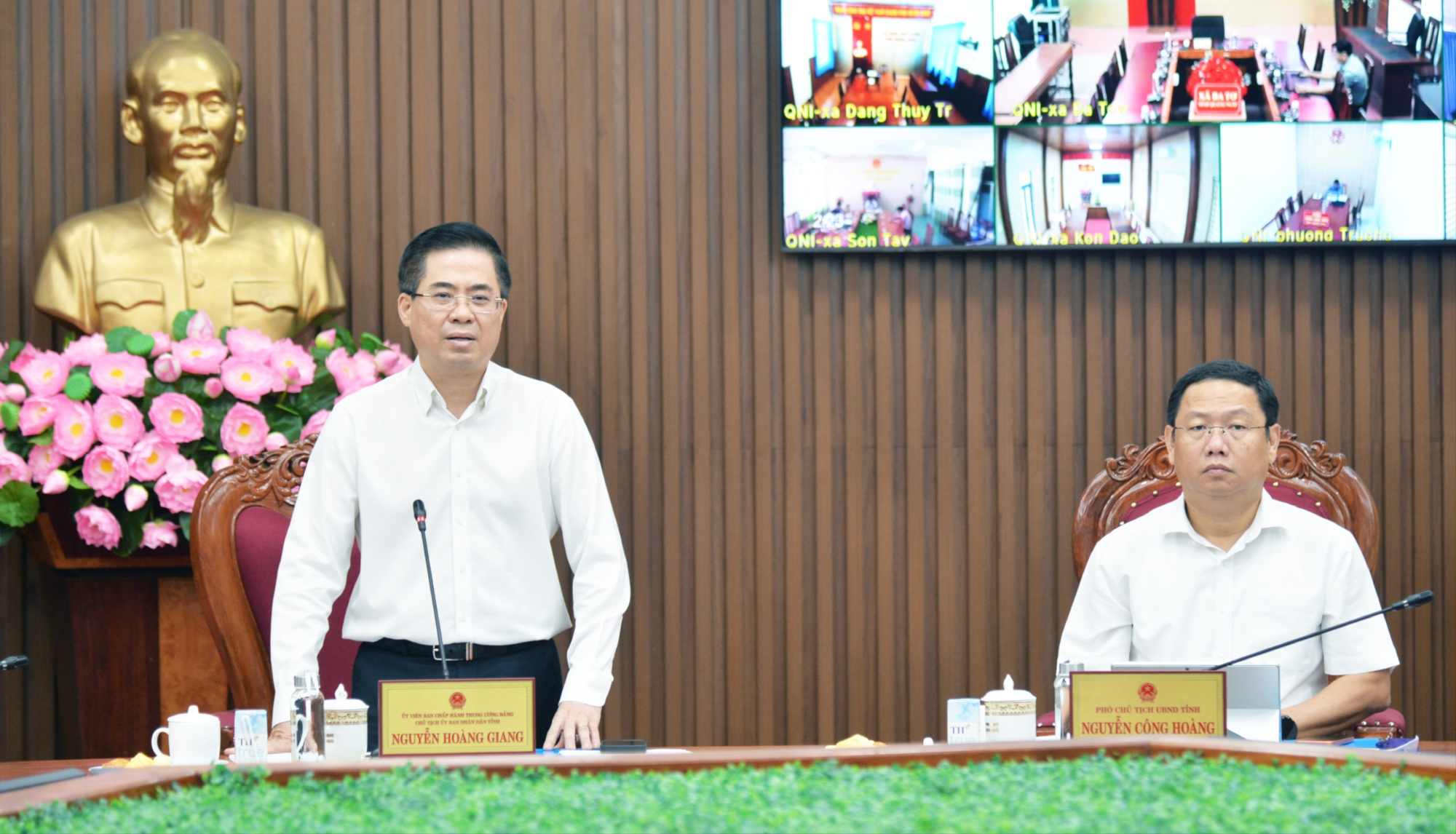 M. Nguyễn Hoàng Giang - membre du Comité central du Parti, président du Comité populaire provincial de Quảng Ngãi a présidé la réunion. Photo: Thanh Phương